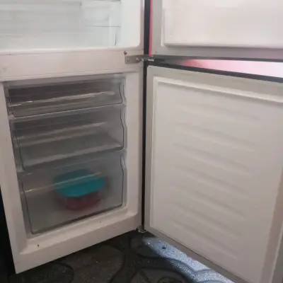 Refrigerador Hisense rojo - miniatura 2