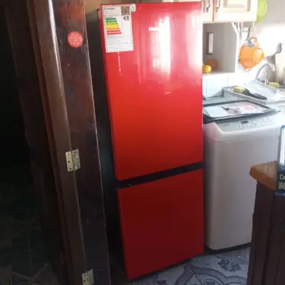 Refrigerador Hisense rojo - miniatura 3