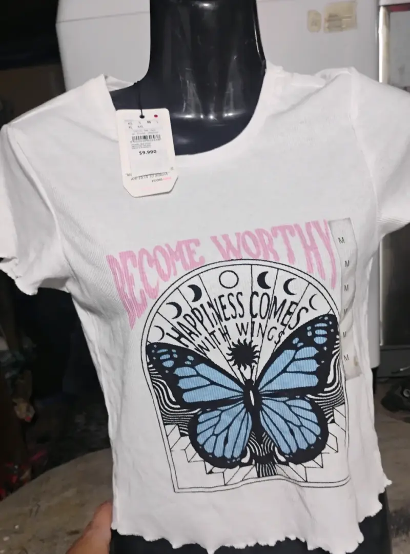 Polera blanca con mariposa - 1