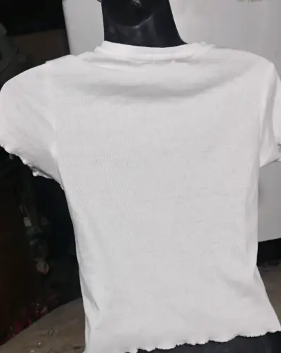 Polera blanca con mariposa - miniatura 2