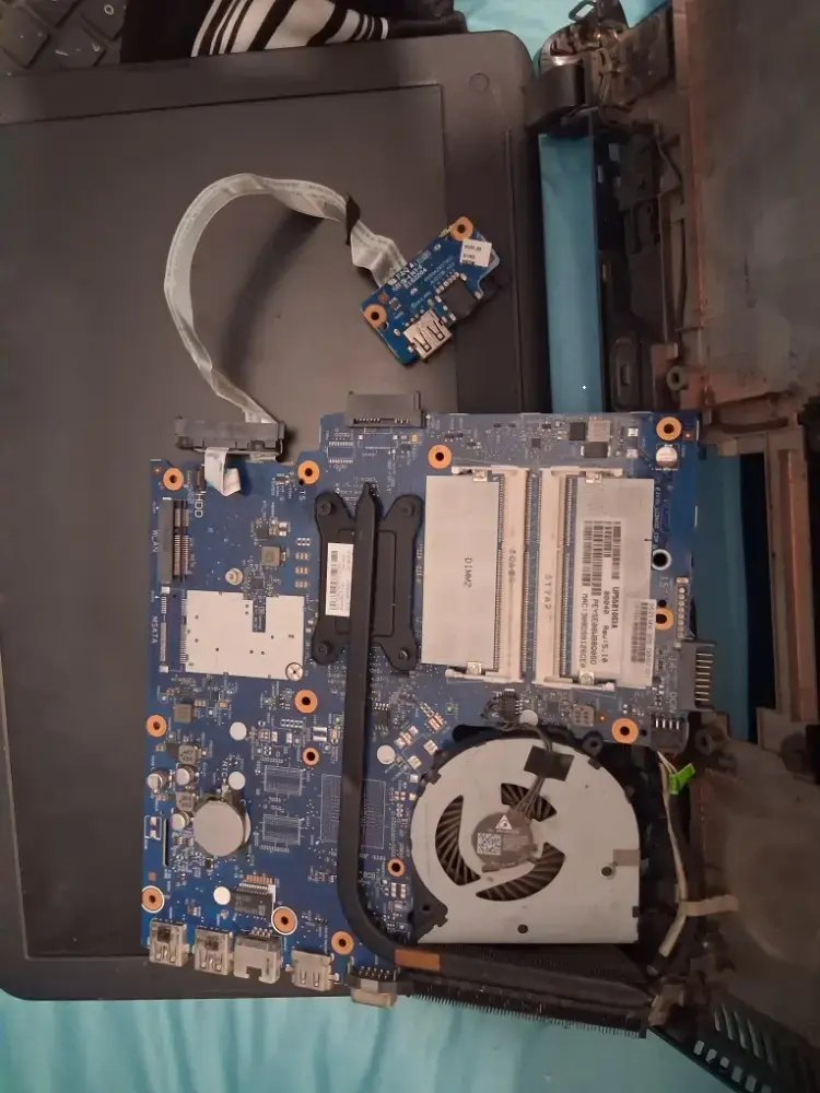 Placa Madre laptop + Ventilador (Para Repuestos)