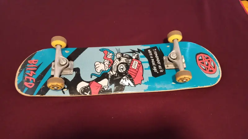 Skateboard ilustrado azul bilsed