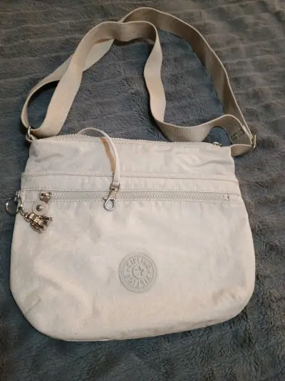 Cartera beige metalizada  con correa ajustable - miniatura 1