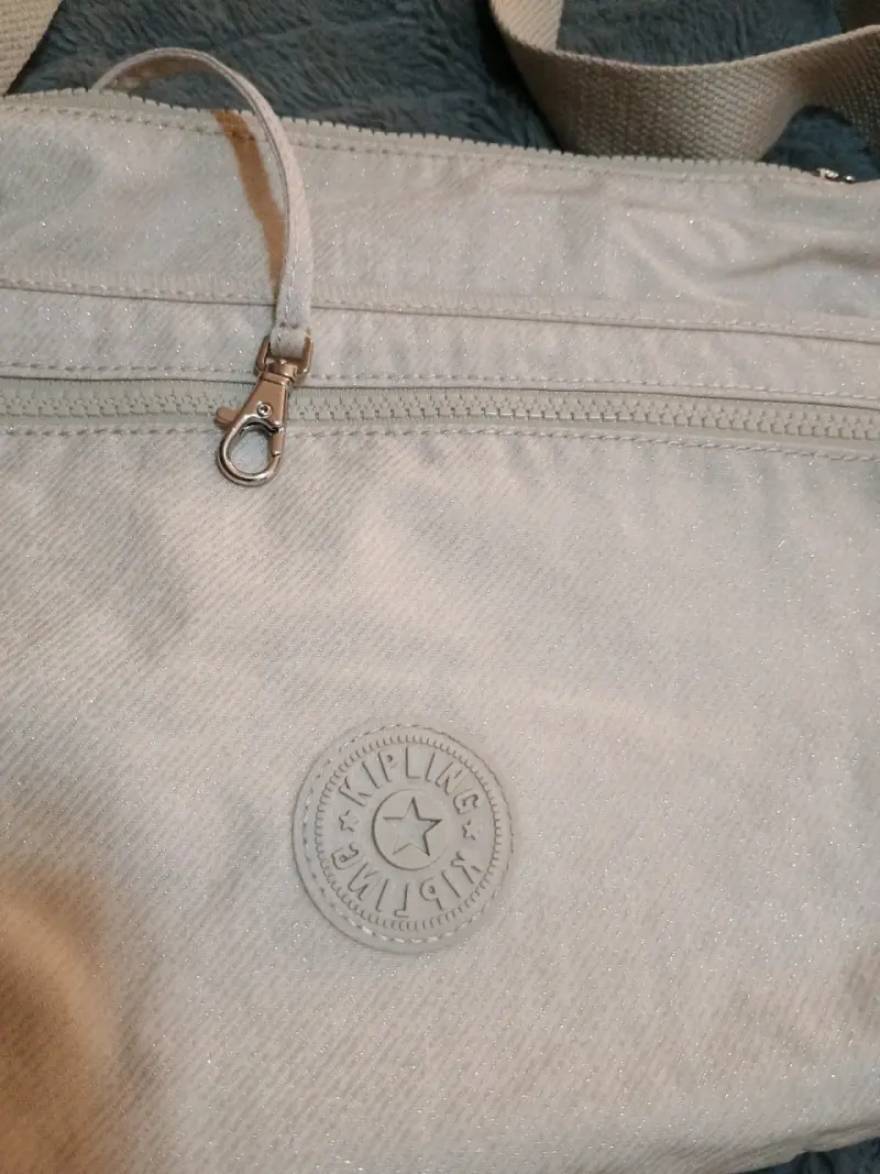 Cartera beige metalizada con correa ajustable - 2