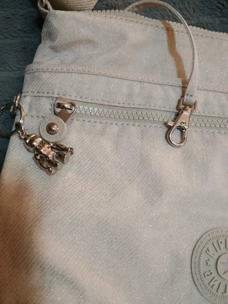 Cartera beige metalizada con correa ajustable - 3