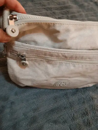 Cartera beige metalizada  con correa ajustable - miniatura 4