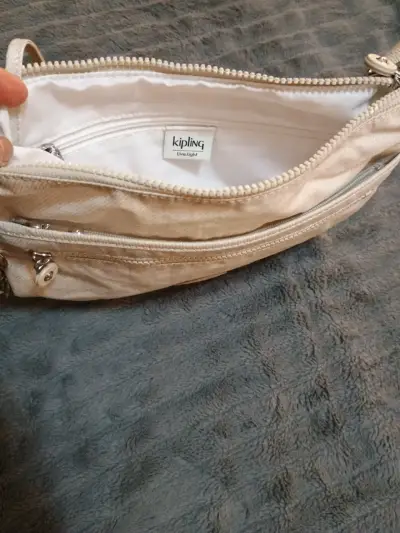 Cartera beige metalizada  con correa ajustable - miniatura 5