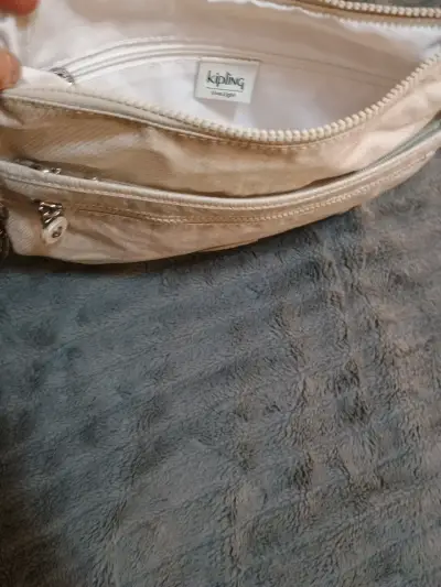 Cartera beige metalizada  con correa ajustable - miniatura 6