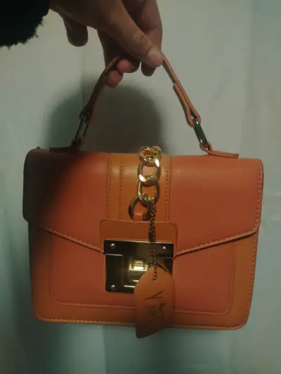 Cartera rosada con color salmon y cadena dorada - miniatura 1