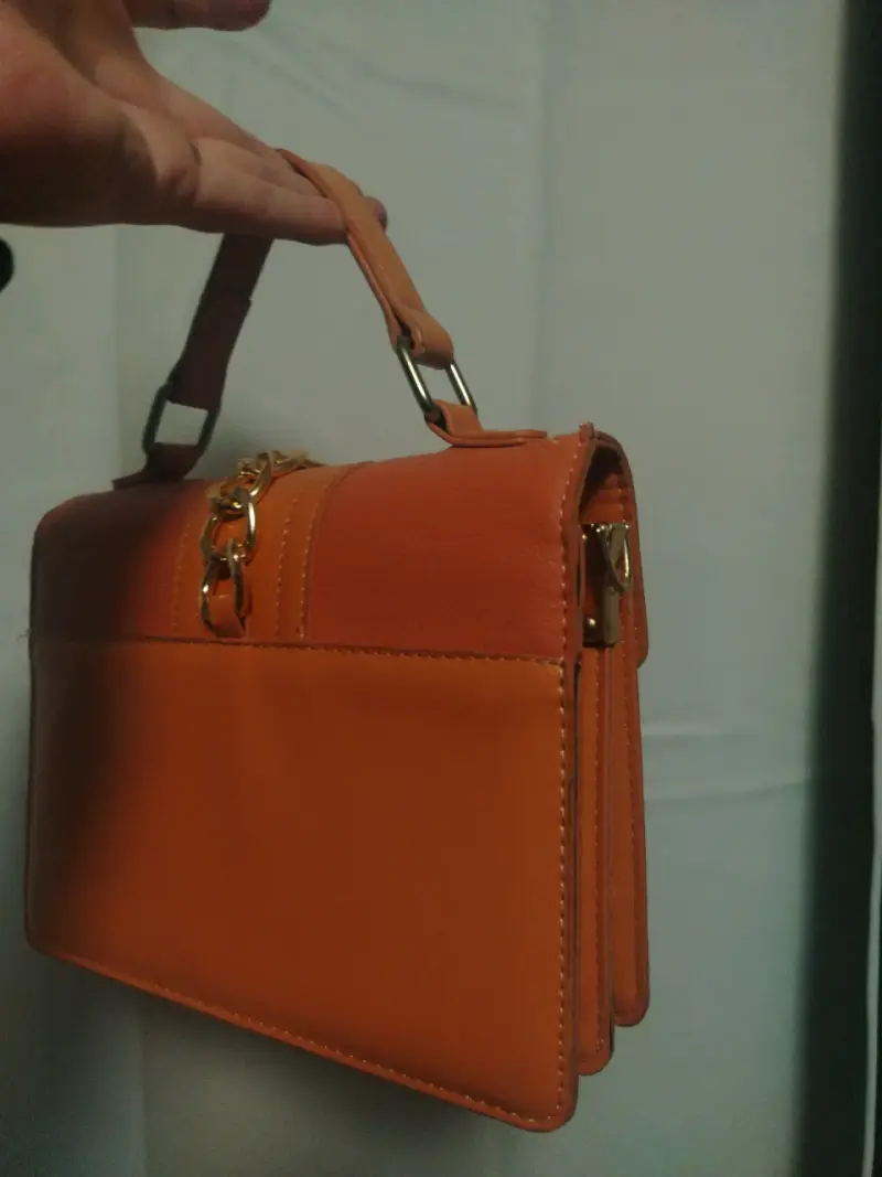 Cartera rosada con color salmon y cadena dorada - 2