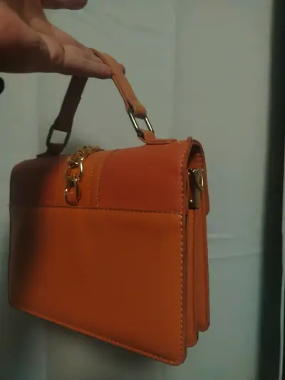 Cartera rosada con color salmon y cadena dorada - miniatura 2