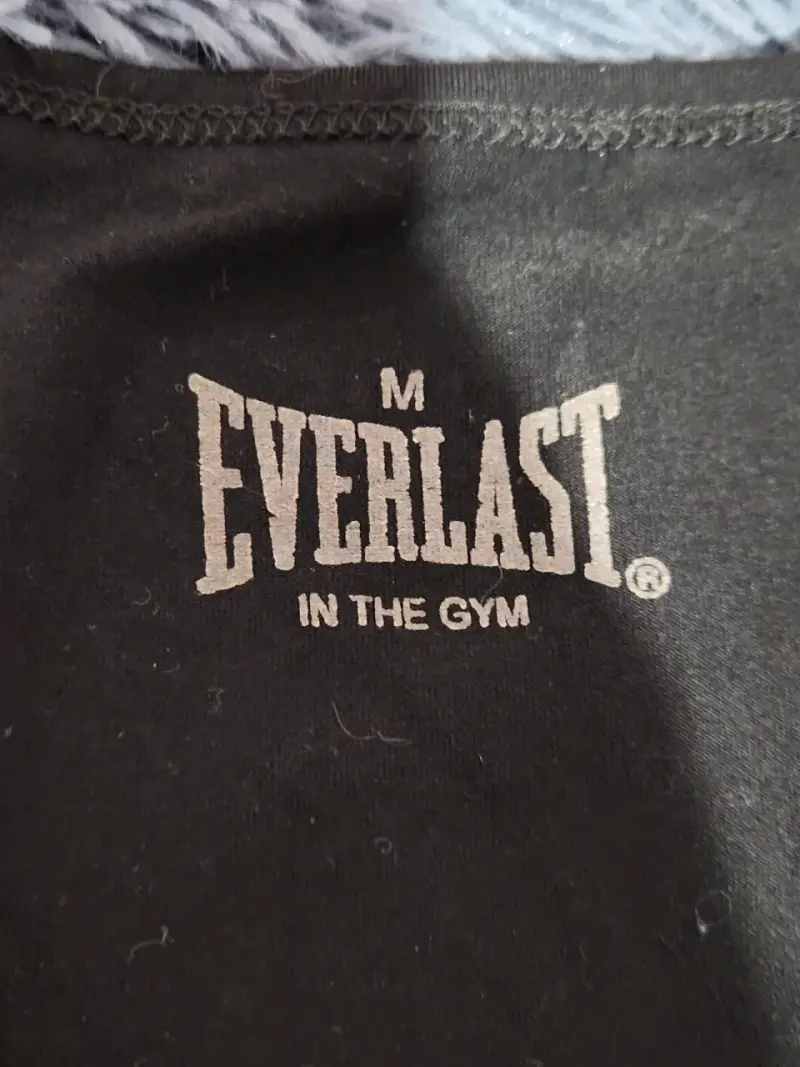 Polera negra Everlast deportiva - 3