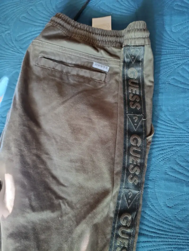 Pantalones Guess caqui con logo - 1