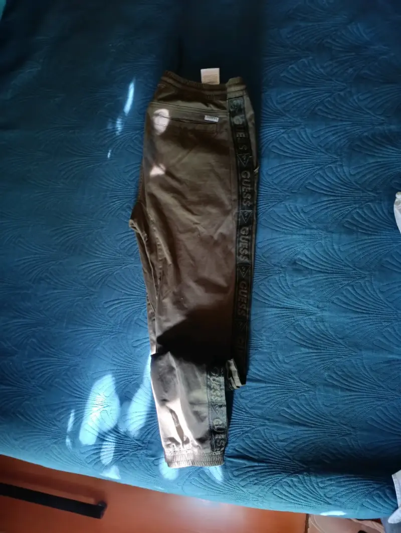 Pantalones Guess caqui con logo - 2