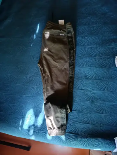 Pantalones Guess caqui con logo - miniatura 2