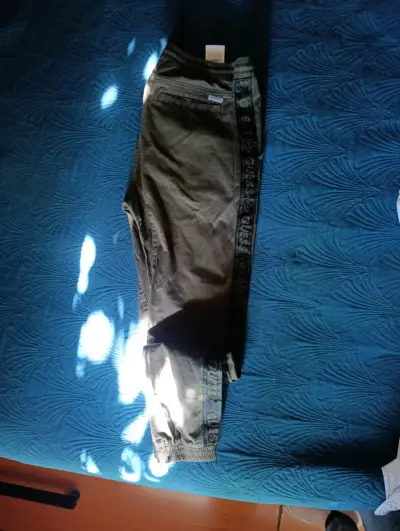 Pantalones Guess caqui con logo - miniatura 3