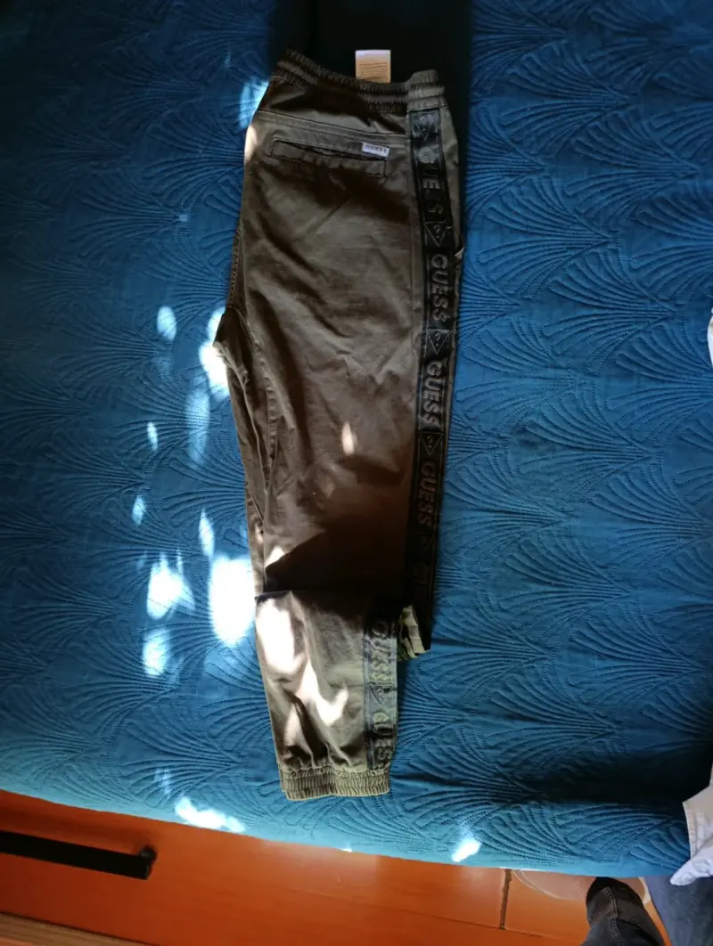 Pantalones Guess caqui con logo - 4