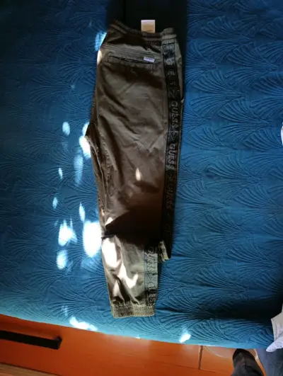 Pantalones Guess caqui con logo - miniatura 4