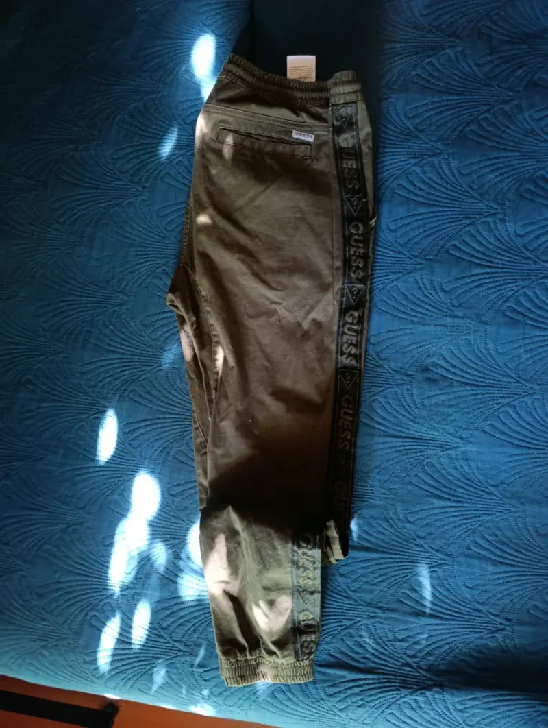 Pantalones Guess caqui con logo - 5