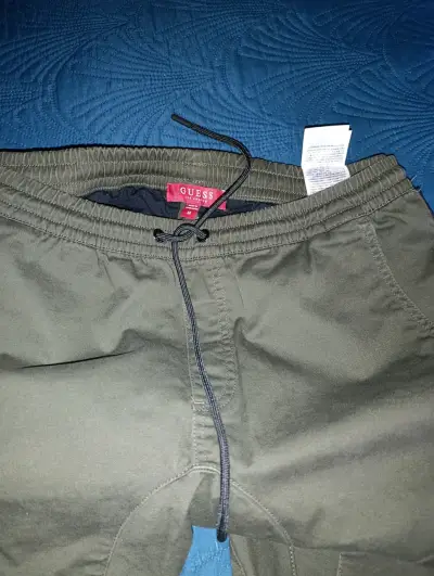 Pantalones Guess caqui con logo - miniatura 6
