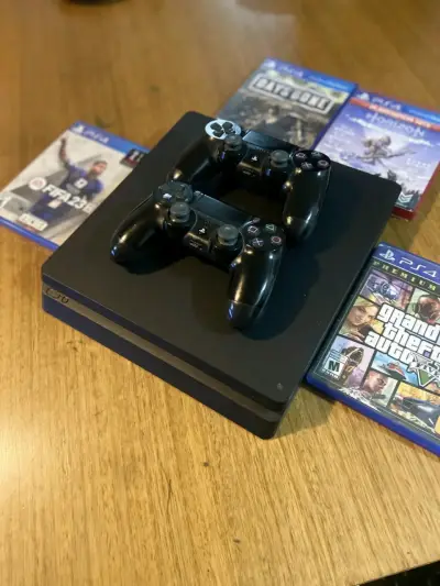 Consola PS4 con 4 juegos y controles - miniatura 1