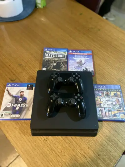 Consola PS4 con 4 juegos y controles - miniatura 2