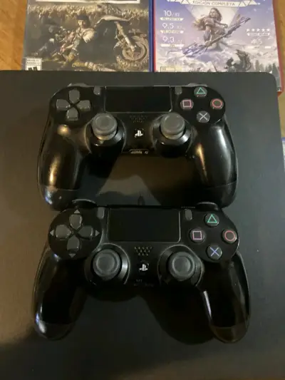 Consola PS4 con 4 juegos y controles - miniatura 3