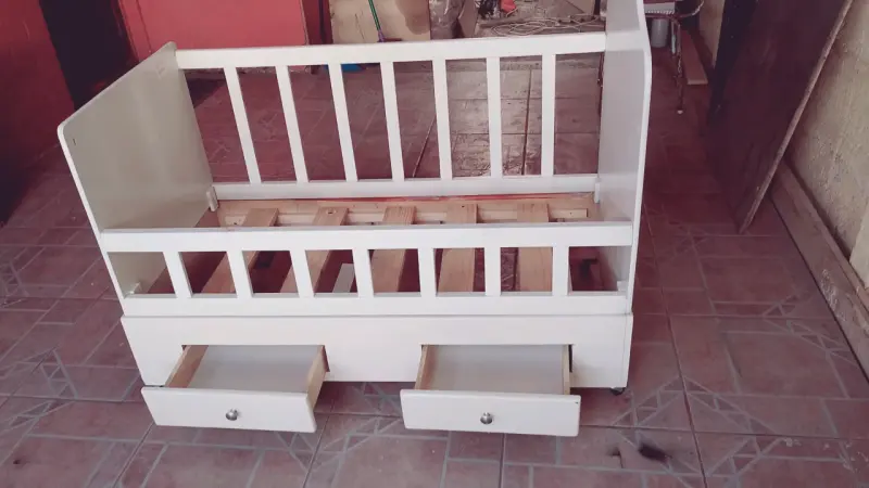 Cuna de bebé con cajones blanca - 1