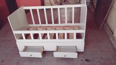 Cuna de bebé con cajones blanca - miniatura 1