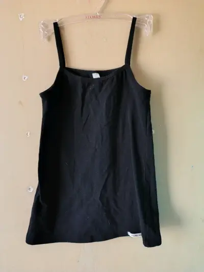 Polera negra sin mangas y calza gria - miniatura 1