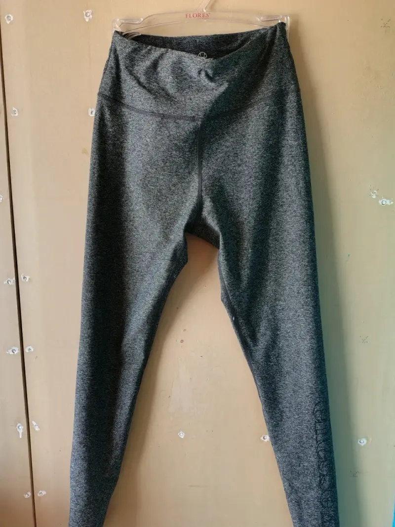 Polera negra sin mangas y calza gria - 2