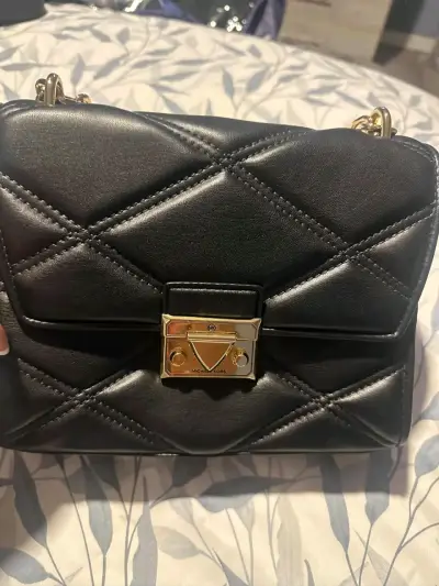Cartera negra con cierre dorado - miniatura 1