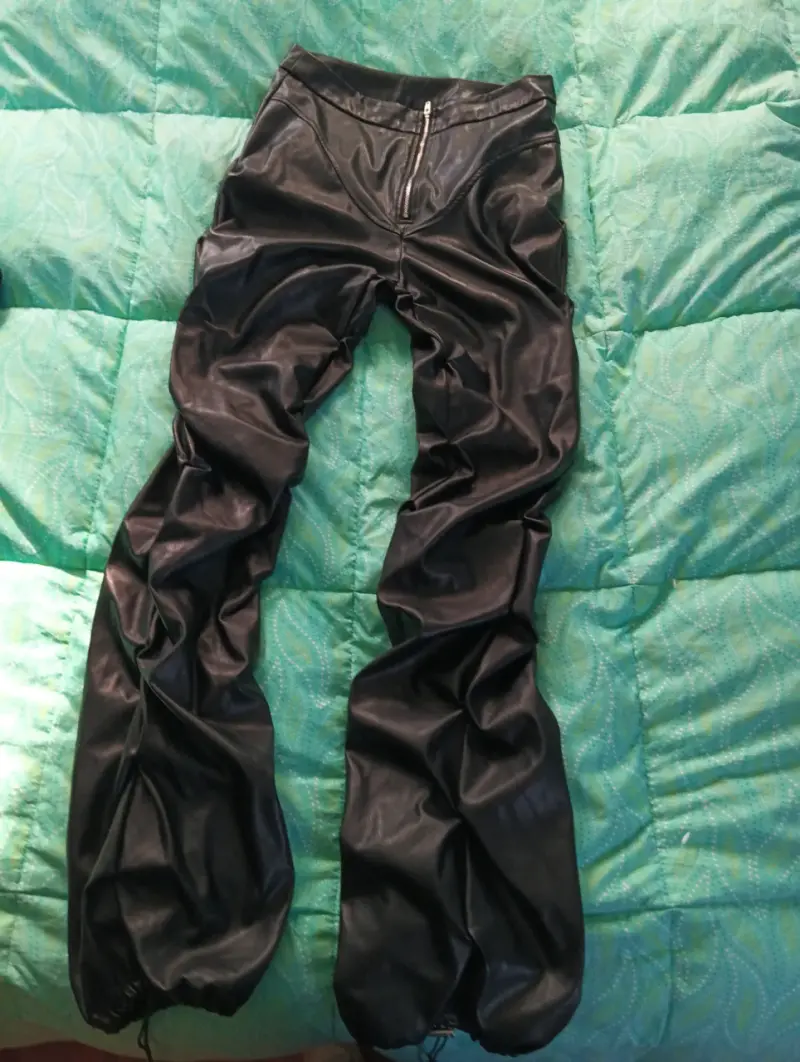 Pantalones de cuero negro con cierre