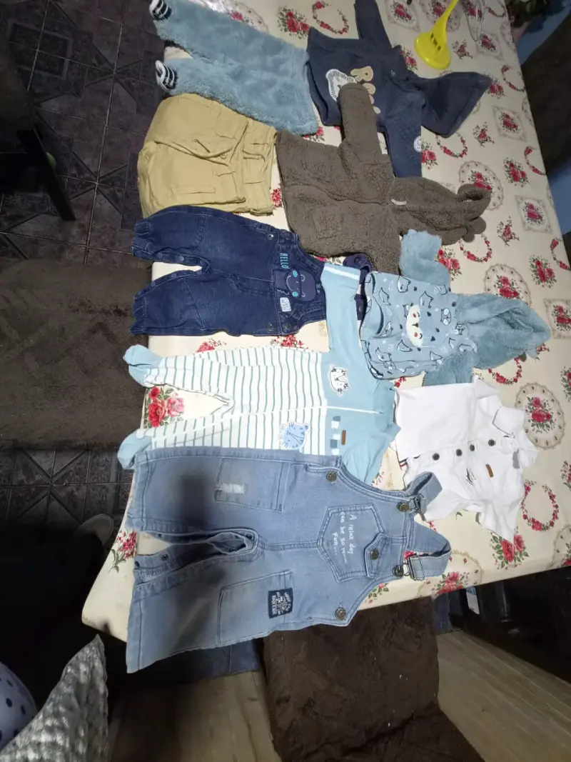 Ropa de bebé variada - 1