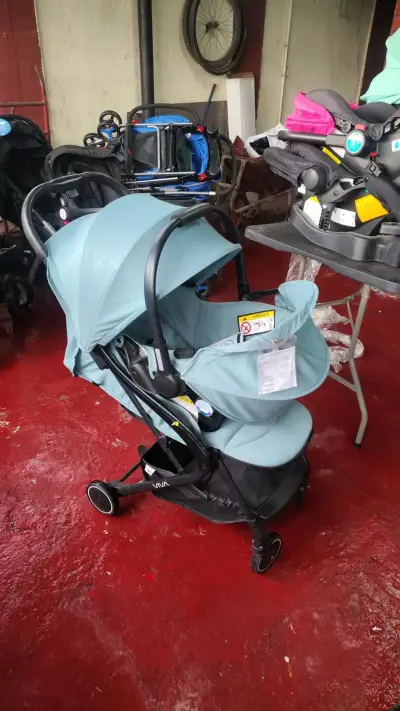 Coche de bebé azul plegable - miniatura 1