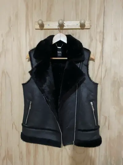 Chaleco negro de cuero sintético - miniatura 2