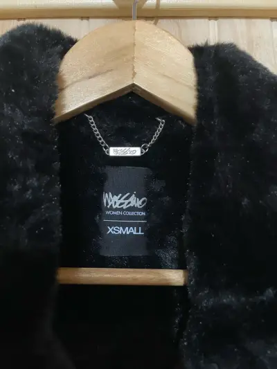 Chaleco negro de cuero sintético - miniatura 4