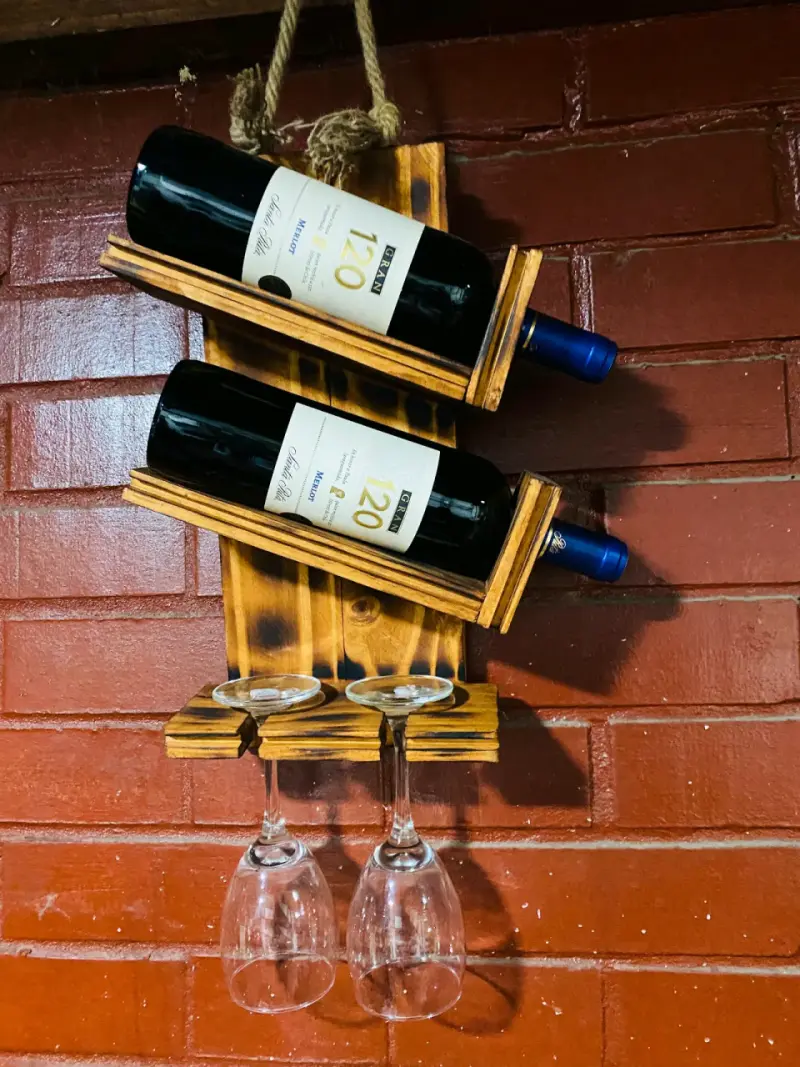 Soporte de vino de pared rústico