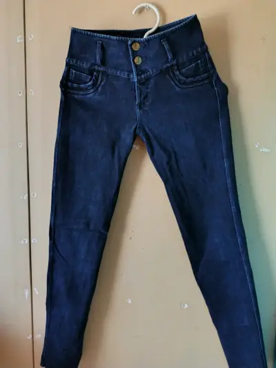 Jeans pitillo azul oscuro y jeans retro - miniatura 1