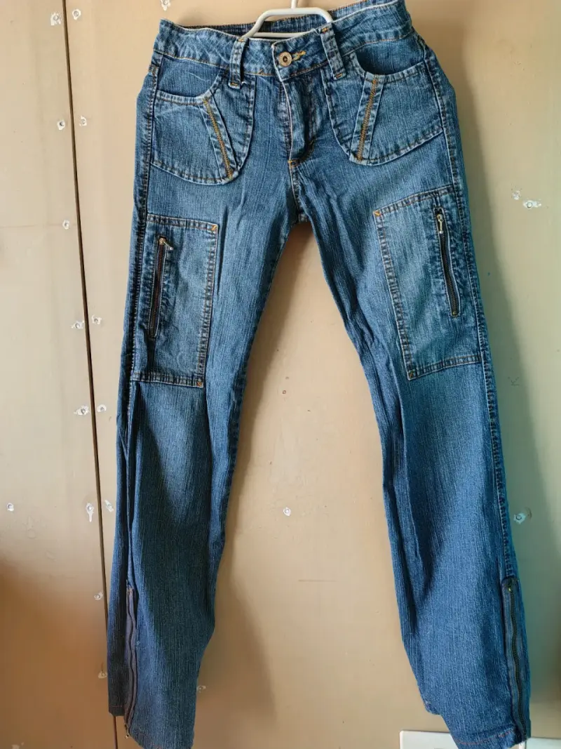 Jeans pitillo azul oscuro y jeans retro - 2