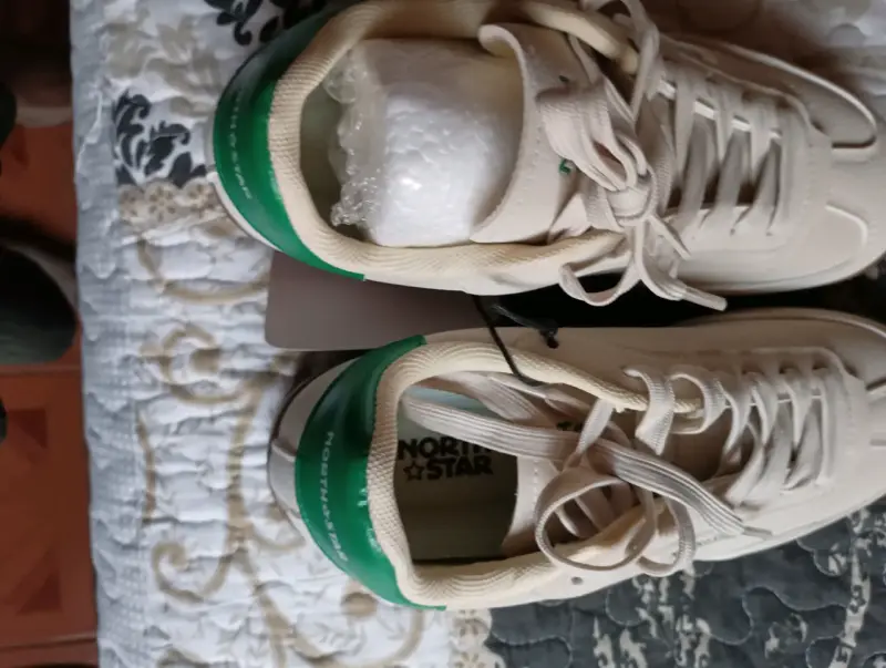 Zapatillas deportivas blancas y verdes - 1