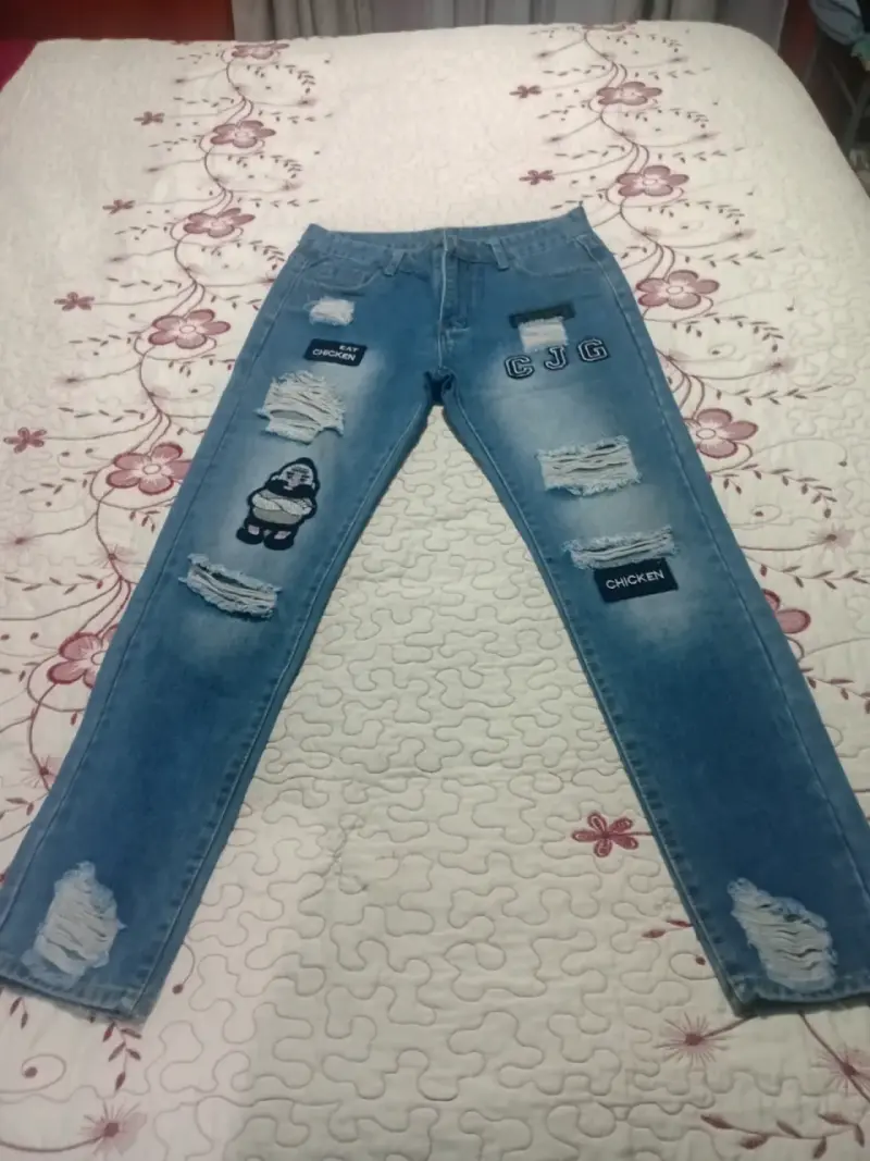 Jeans desgastados con parches
