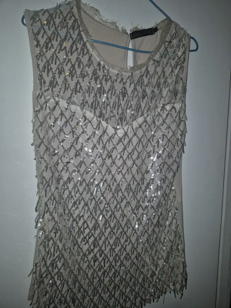 Blusa con lentejuelas plateadas - 1