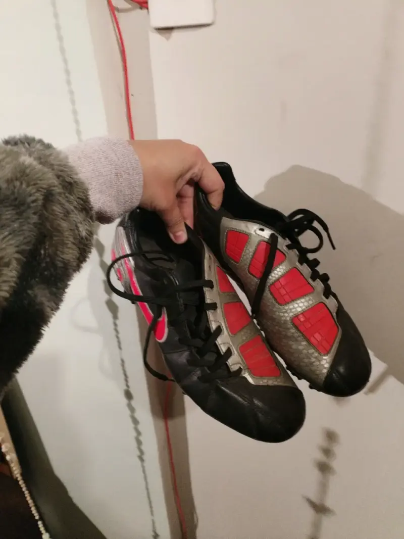 Zapatos de fútbol negro y rojo