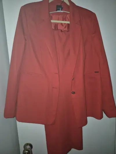 Traje rojo elegante para mujer - miniatura 1