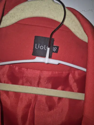 Traje rojo elegante para mujer - miniatura 2