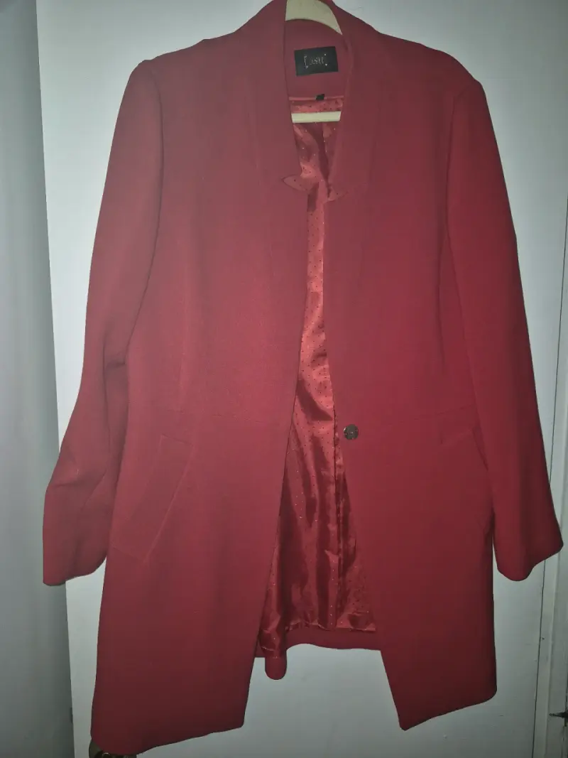 Abrigo rojo elegante de mujer - 1