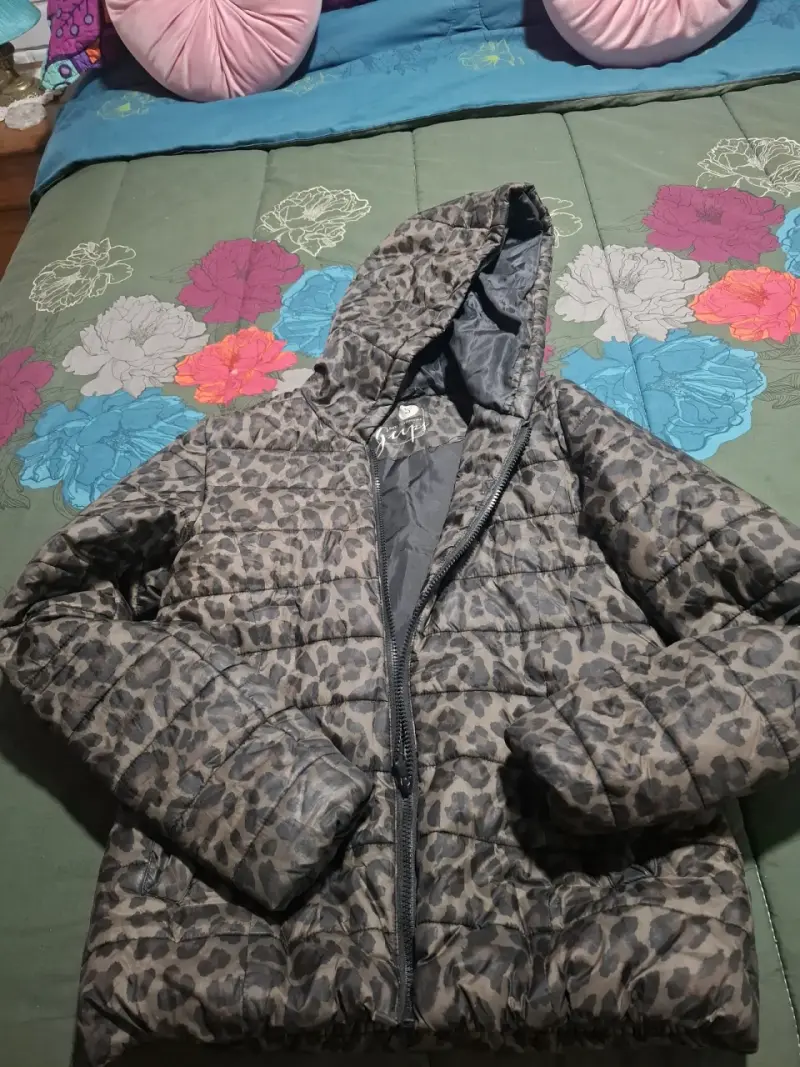 Chaqueta acolchada estampado leopardo