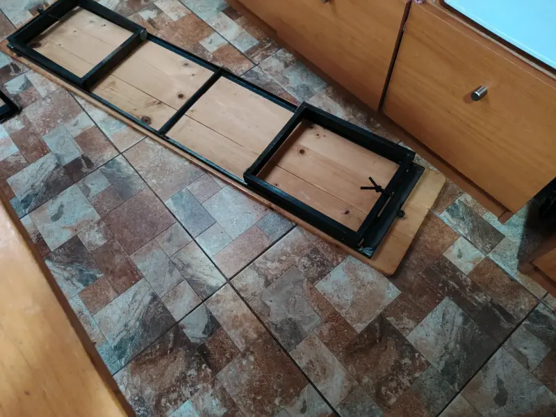 Conjunto de mesa y bancas de madera - 6
