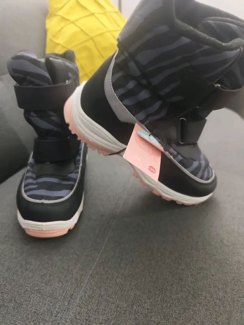 Botas infantiles negras con diseño - 1
